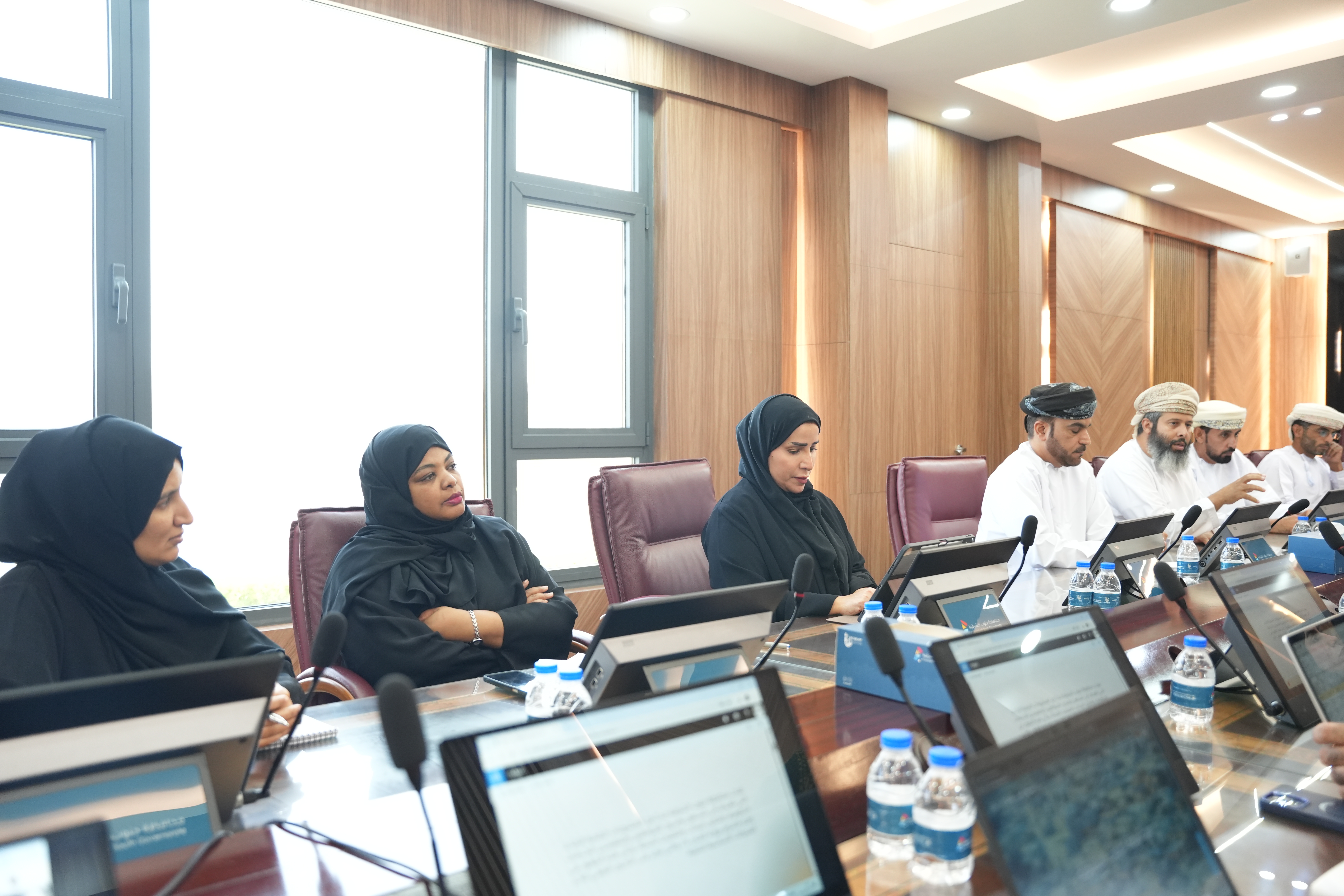 أعضاء التحول الرقمي بالمحافظة مع فريق الإجادة في التحول الرقمي من وزارة النقل والاتصالات وتقنية المعلومات