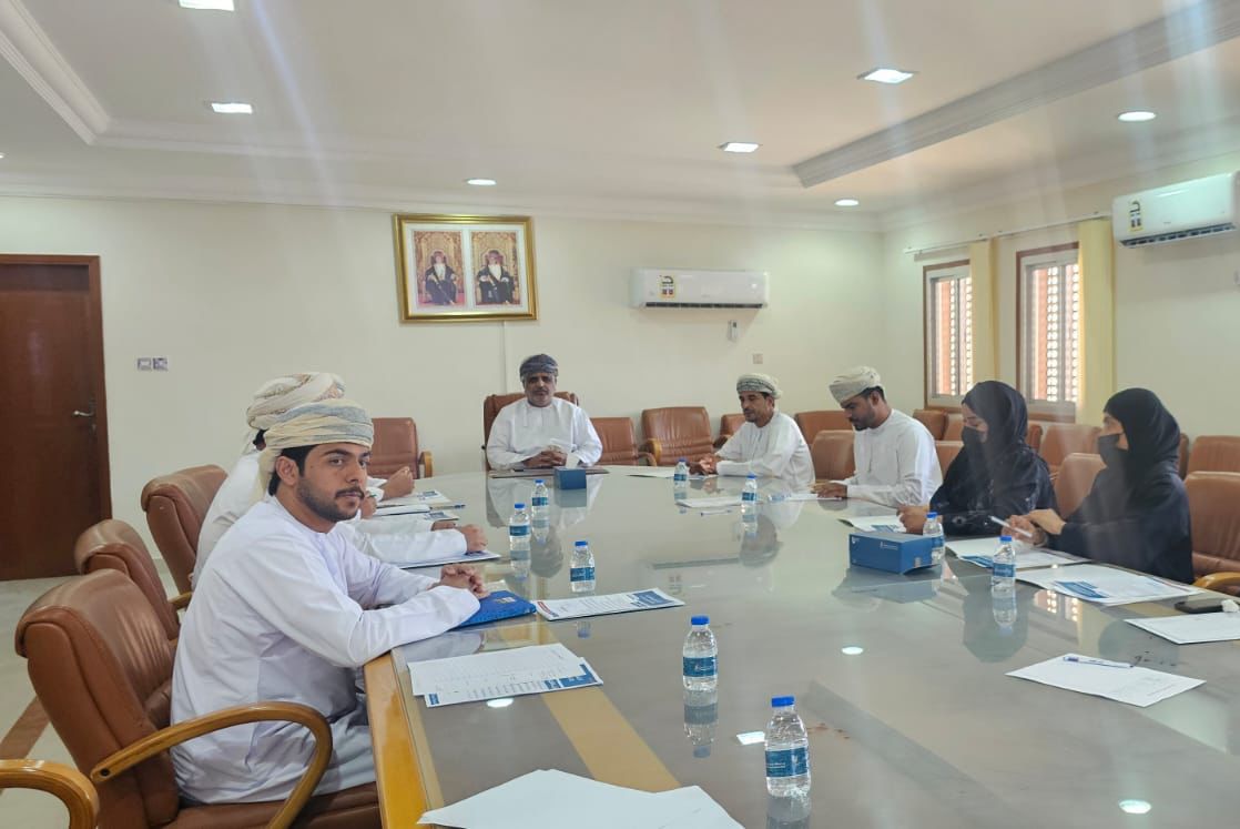 يظهر في الصورة والي جعلان بني بو حسن مع أعضاء اللجنة