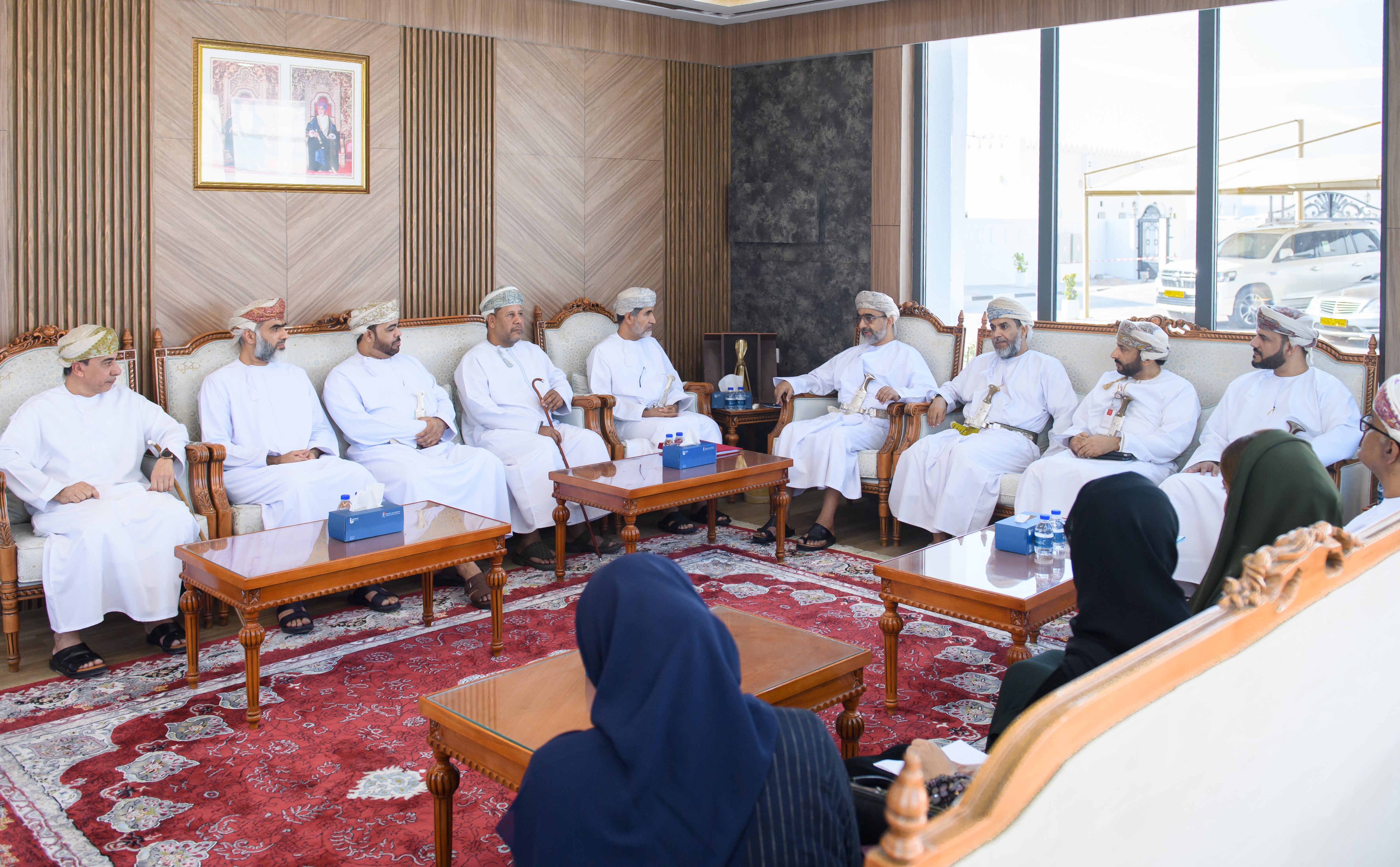 سعادة الدكتور محافظ جنويب الشرقية مع سعادة الدكتور وكيل الصحة مع المختصيين في ذات المجال