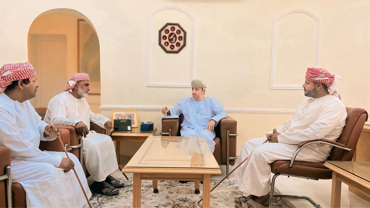 يظهر في الصور نائب والي مصيرة مع أعضاء لجنة الهجن