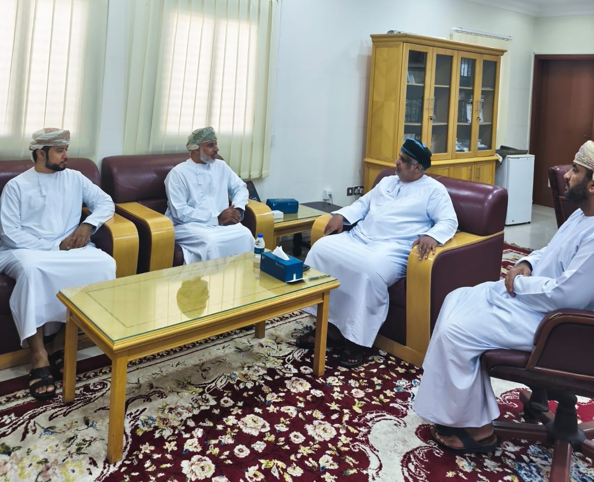 يظهر في الصورة والي جعلان بني بوحسن مع المدير العام المديرية العامة للتنمية الاجتماعية بمحافظة جنوب الشرقية والمختصين من كلا الجهتين