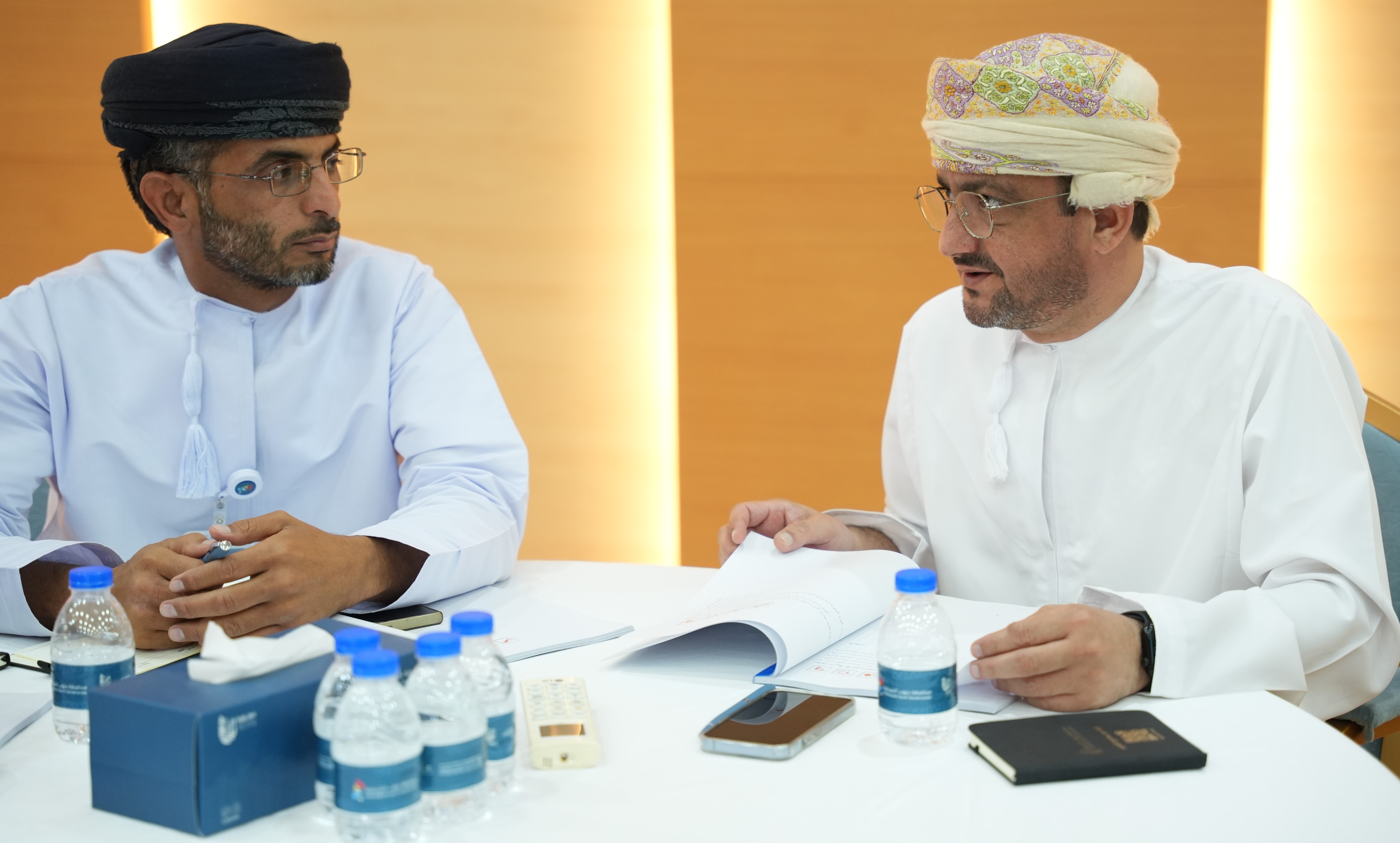 يظهر في الصورة شخصين البرنامج التدريبي